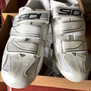 Women’s cycling shoes size 9.5